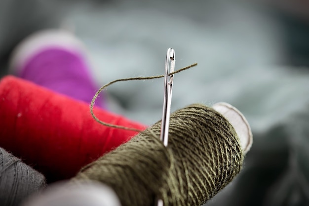 Zbliżenie na igłę i nitkę